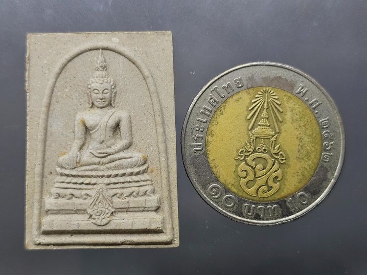 พระพุทธชินสีห์ ภปร ทันโตเสฏโฐ เนื้อผง พิมพ์ใหญ่ มวลสารผสมผงพระทนต์ในหลวง(ฟัน)และผงจิตรลดา พ.ศ.2533 พร้อมกล่องเดิม รูปที่ 7