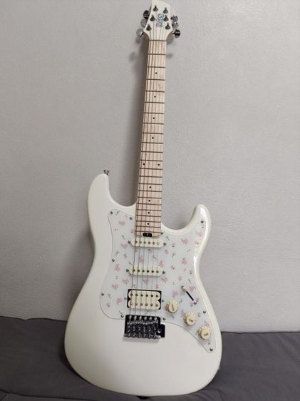 กีตาร์ไฟฟ้า daisy jeni สีขาว