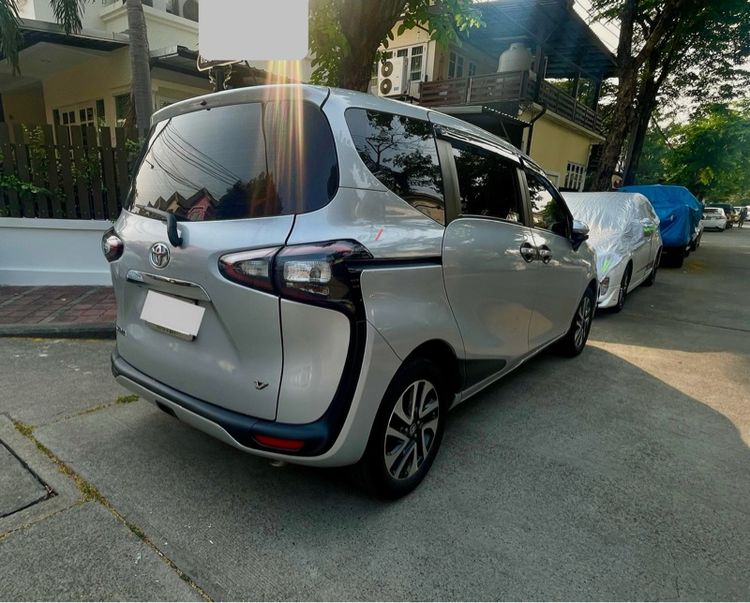 Toyota Sienta 2018 1.5 V Van เบนซิน เกียร์อัตโนมัติ เทา รูปที่ 2