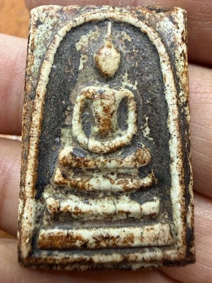 พระสมเด็จวัดระฆังพิมพ์ใหญ่ เนื้อขาวนมข้น เเก่ปูนเปลือกหอย เนื้อเเข็งเเกร่งหนืบนุ่ม เเตกลายละเอียด ซุ้มหวายฝ่าซีก รักษ์เก่าๆสวยสมบูรณ์