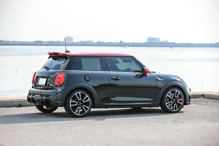 Mini JOHN COOPER WORK 2021 2.0 John Cooper Works Sedan เบนซิน ไม่ติดแก๊ส เกียร์อัตโนมัติ เขียว รูปที่ 3