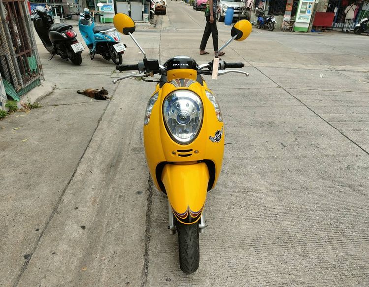 🛵ยังไงก็ขาย SCOOPY-i ปี 60 เครื่องดี สีสวย สตาร์ทมือ เล่มชุดโอนครบ+เปลี่ยนถ่ายน้ำมันเครื่องฟรี ส่งฟรี30 ก.ม รูปที่ 4