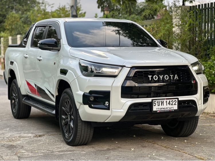 รถ Toyota Hilux Revo Double Cab 2.8 GR Sport 4WD สี ขาว