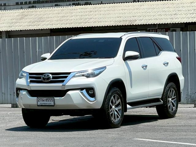 รถ Toyota Fortuner 2.4 V สี ขาว