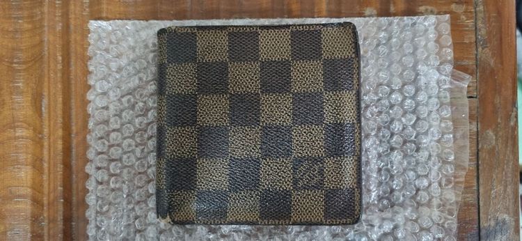 กระเป๋าสตางค์ Louise Vuitton. สีน้ำตาล ลาย หมากรุก  ไม่ค่อยได้ใช้ เน้นเก็บ แต่มีตำหนิ 1จุด ขายตามสภาพ ไ  การ์ด,ถุง, กล่อง    รูปที่ 4