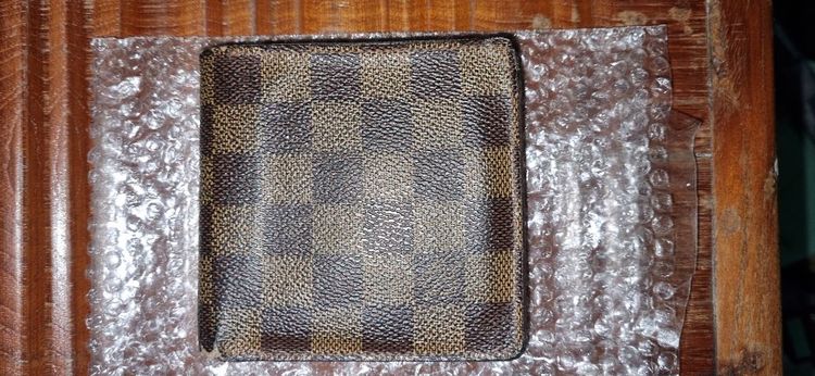 กระเป๋าสตางค์ Louise Vuitton. สีน้ำตาล ลาย หมากรุก  ไม่ค่อยได้ใช้ เน้นเก็บ แต่มีตำหนิ 1จุด ขายตามสภาพ ไ  การ์ด,ถุง, กล่อง   