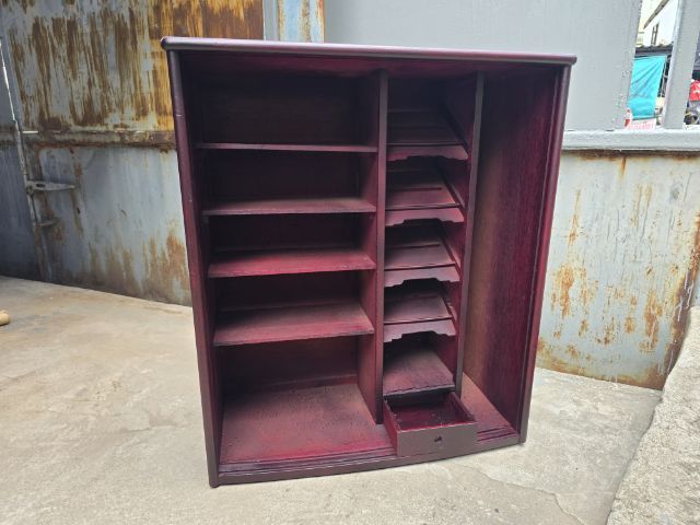 ตู้ไม้จริง ลายไม้ชัด สินค้าเก่าเก็บ
สินค้ามือสอง สภาพตามรูปพิจารณาก่อนตัดสินใจ
ขนาด กว้าง 39CM ยาว 79CM สูง 90CM
ราคา 500 บาท รูปที่ 6