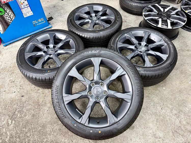 ล้อแม็ก HONDA ใส่ HRV ขอบ 18” ถอดป้ายแดง ยาง BRIDGESTONE 225-50R18 ปี 25 ครับหน้ายางยังอยู่ครบ  รูปที่ 3
