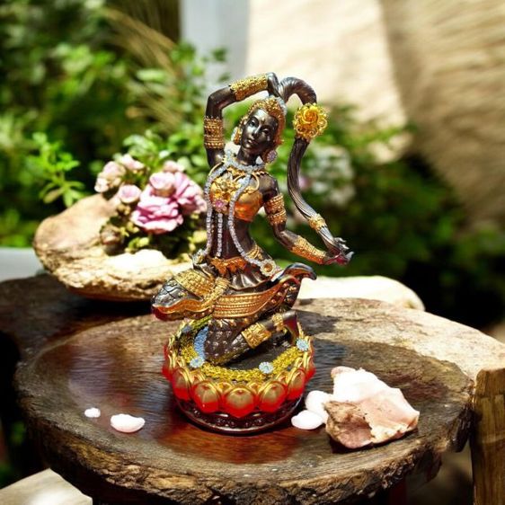 แม่พระธรณี สร้างจากแร่เหล็กน้ำพี้