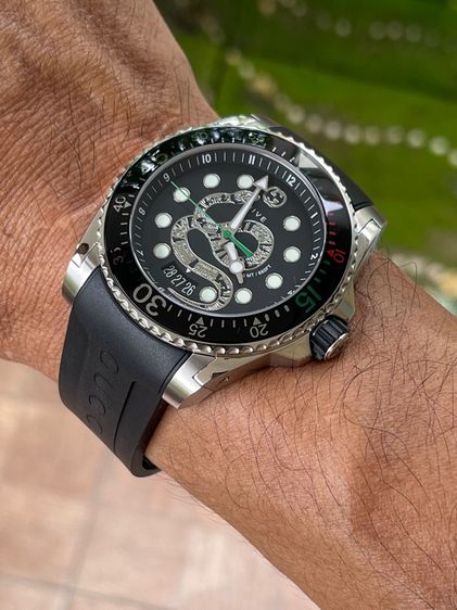 GUCCI Dive Black Silver Snake Motif Dial Rubber Strap Quartz Men's watch YA136217 รูปที่ 16