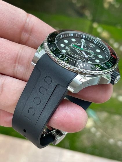 GUCCI Dive Black Silver Snake Motif Dial Rubber Strap Quartz Men's watch YA136217 รูปที่ 10