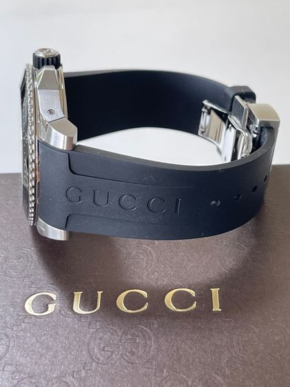 GUCCI Dive Black Silver Snake Motif Dial Rubber Strap Quartz Men's watch YA136217 รูปที่ 6
