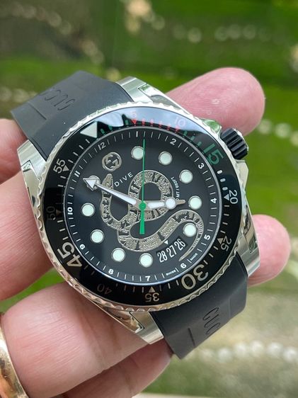 GUCCI Dive Black Silver Snake Motif Dial Rubber Strap Quartz Men's watch YA136217 รูปที่ 9