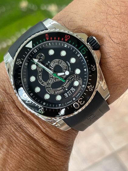 GUCCI Dive Black Silver Snake Motif Dial Rubber Strap Quartz Men's watch YA136217 รูปที่ 18