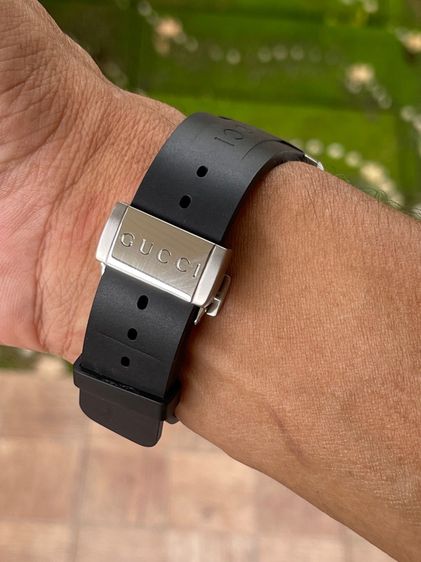 GUCCI Dive Black Silver Snake Motif Dial Rubber Strap Quartz Men's watch YA136217 รูปที่ 17