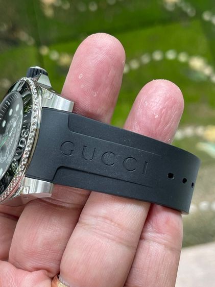 GUCCI Dive Black Silver Snake Motif Dial Rubber Strap Quartz Men's watch YA136217 รูปที่ 11