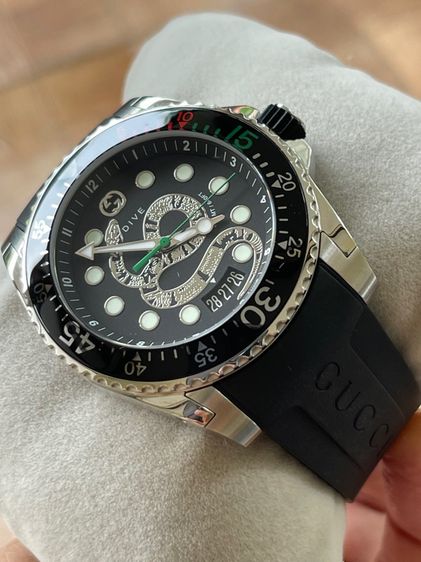 GUCCI Dive Black Silver Snake Motif Dial Rubber Strap Quartz Men's watch YA136217 รูปที่ 5