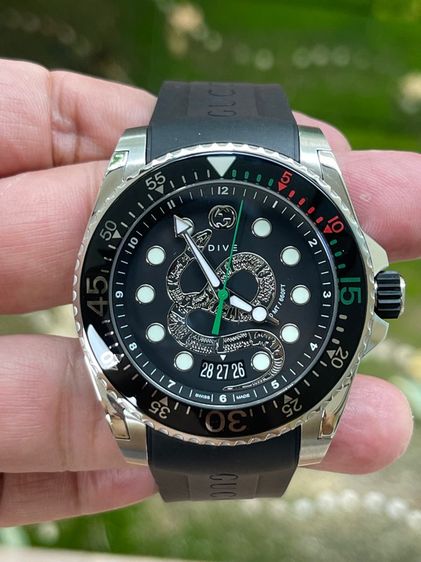 GUCCI Dive Black Silver Snake Motif Dial Rubber Strap Quartz Men's watch YA136217 รูปที่ 8