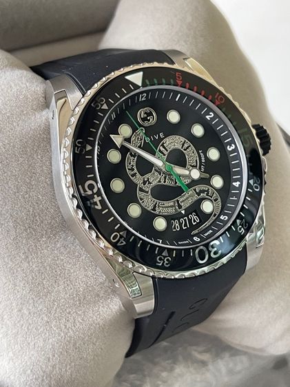 GUCCI Dive Black Silver Snake Motif Dial Rubber Strap Quartz Men's watch YA136217 รูปที่ 4