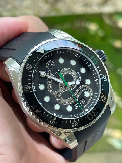 GUCCI Dive Black Silver Snake Motif Dial Rubber Strap Quartz Men's watch YA136217 รูปที่ 12