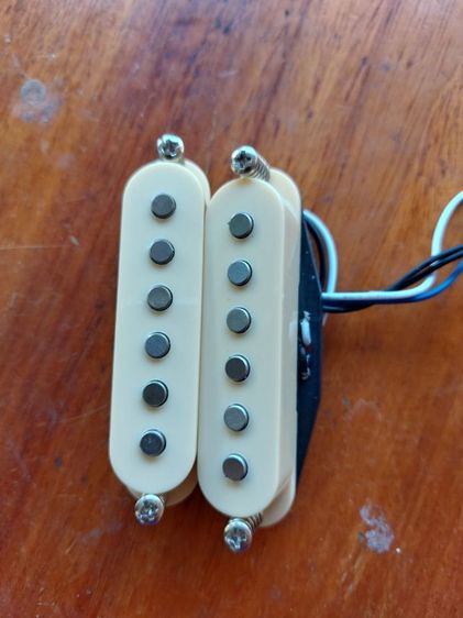 ปิคอัพกีต้าร์ single coil Alnico 5 (neck และ middle)