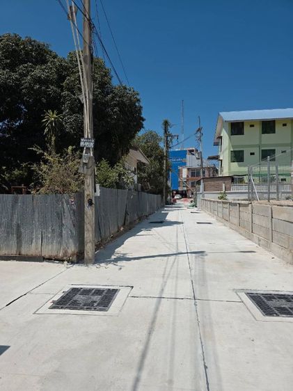 อื่นๆ มีบางส่วน สร้างเสร็จก่อน 2010 ใช่ ขายที่ดิน 112 ตร.ว. พร้อมบ้าน รูปที่ 2