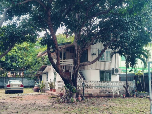 อื่นๆ มีบางส่วน สร้างเสร็จก่อน 2010 ใช่ ขายที่ดิน 112 ตร.ว. พร้อมบ้าน