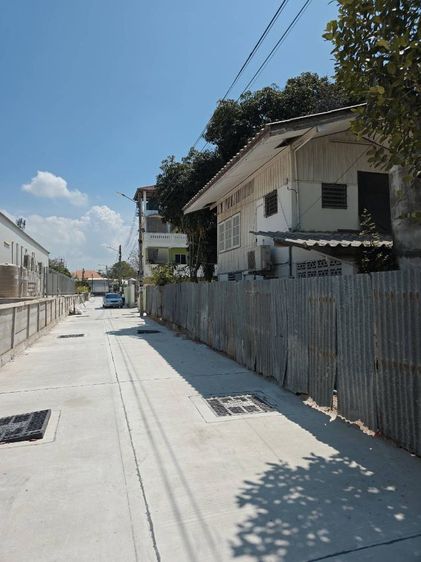 อื่นๆ มีบางส่วน สร้างเสร็จก่อน 2010 ใช่ ขายที่ดิน 112 ตร.ว. พร้อมบ้าน รูปที่ 3