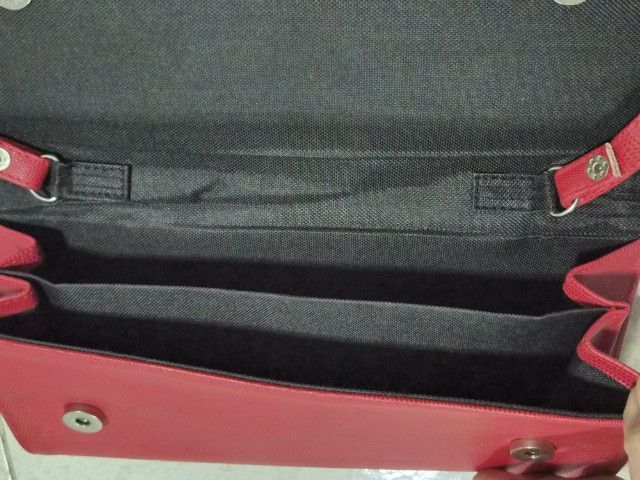 กระเป๋าสะพายสีแดง ทรงยาวเรียบหรู รูปที่ 3