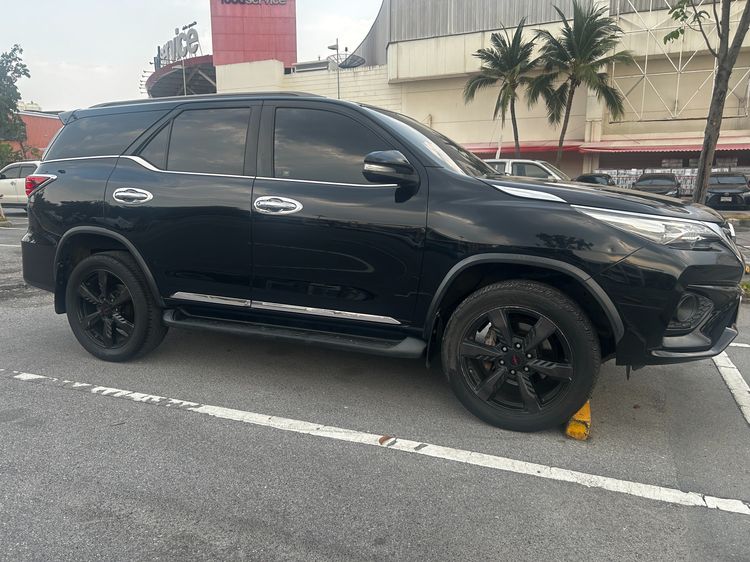 รถ Toyota Fortuner 2.8 TRD Sportivo 4WD สี ดำ