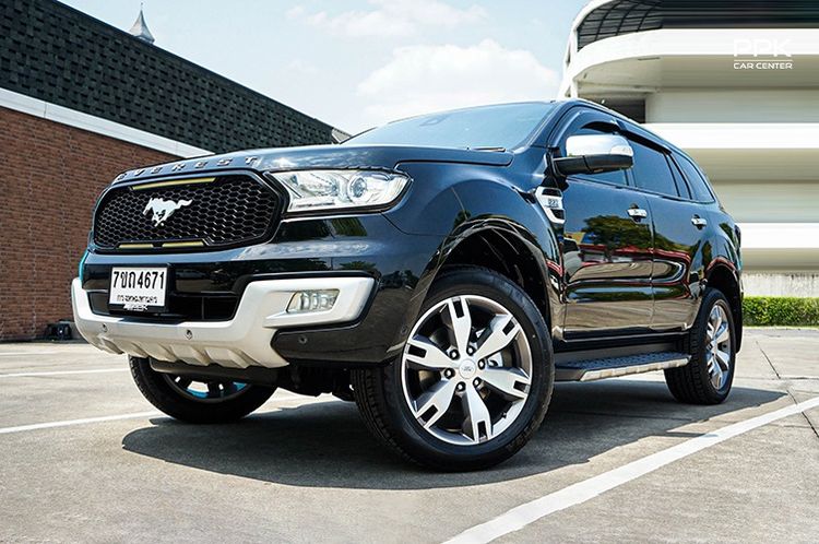 รถ Ford Everest 2.2 Titanium Plus สี ดำ