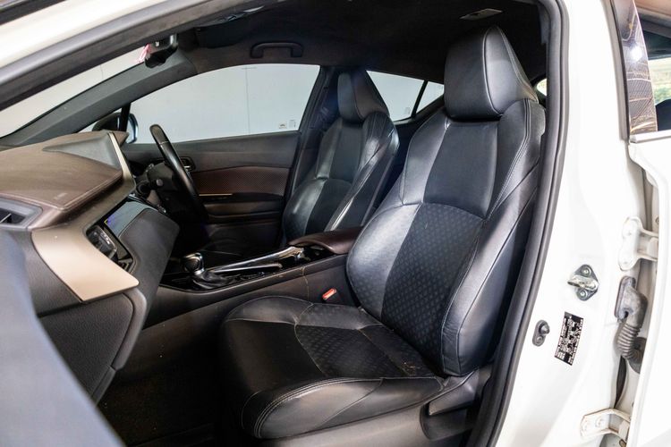 Toyota C-HR 2021 1.8 Hybrid Premium Safety Sedan ไฮบริด ไม่ติดแก๊ส เกียร์อัตโนมัติ ขาว รูปที่ 2