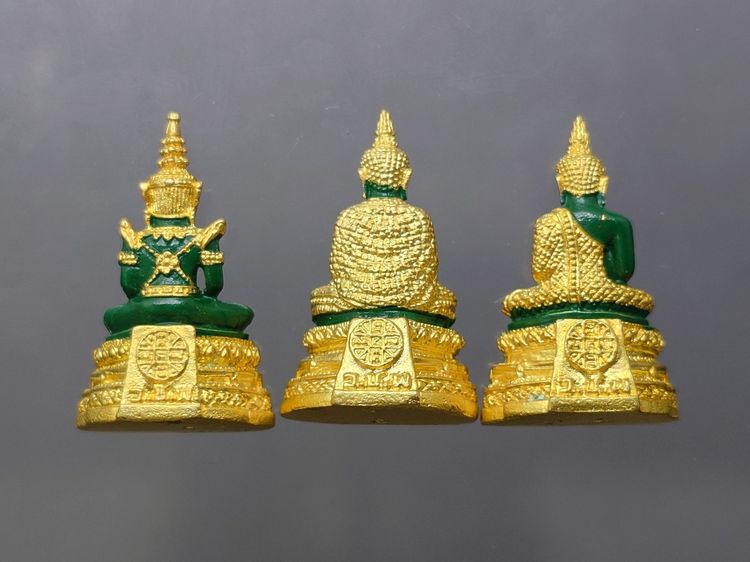 พระแก้วมรกต 3 ฤดู รุ่นเทอดพระเกียรติ เนื้อโลหะเคลือบเขียว เครื่องทรงชุบทอง มหาพุทธาภิเษก ณ วัดพระศรีรัตนศาสดาราม ปี2540 พร้อมกล่องเดิม หายาก รูปที่ 4