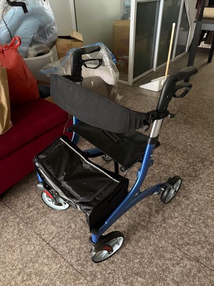 อุปกรณ์เพื่อสุขภาพ รถเข็นช่วยเดิน Rollator 2in1 สภาพดีมาก 