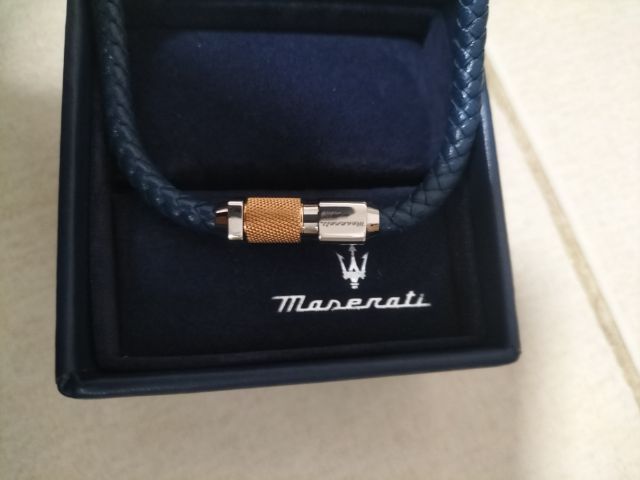 ขายสร้อยข้อมือรุ่นนี้คือ Maserati Jewels Recycled Leather Bracelet รุ่น JM223AVE16 รูปที่ 4