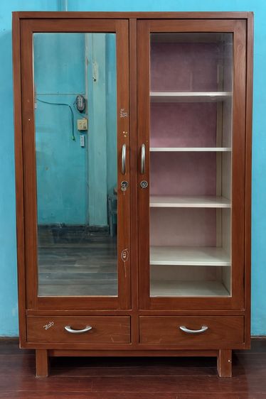 เฟอร์นิเจอร์เก่า ตู้เสื้อผ้า มีบานกระจก วินเทจ สภาพดี แข็งแรงมาก