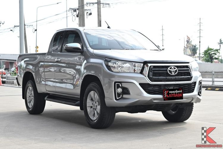 รถ Toyota Hilux Revo 2.4 Prerunner E สี เทา