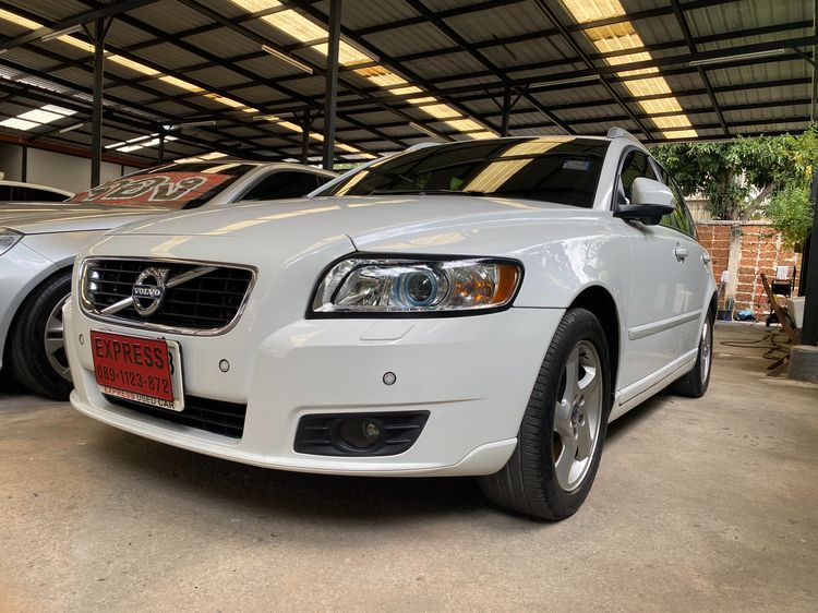 รถ Volvo V50 2.0 สี ขาว