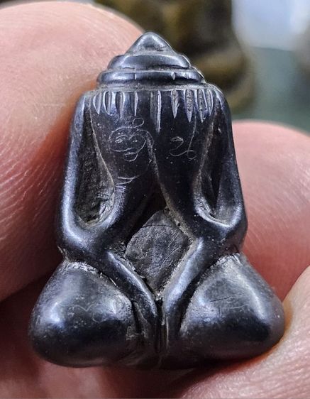 พระปิดตาหลวงปู่นาค วัดห้วยจระเข้พิมพ์หูกระต่ายเนื้อเมฆพัตร จ.นครปฐม มีจารรอบองค์ สวยเดิมหายากครับ