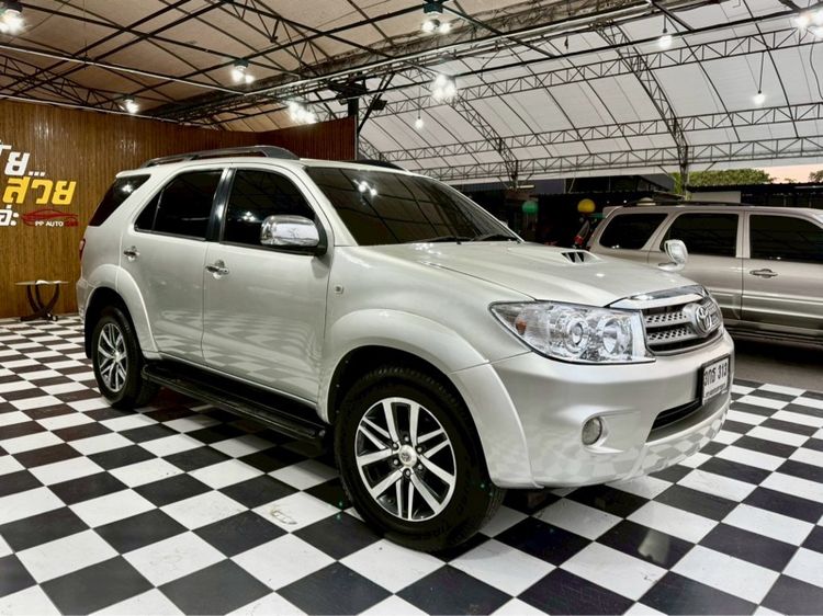 รถ Toyota Fortuner 3.0 V 4WD สี บรอนซ์เงิน