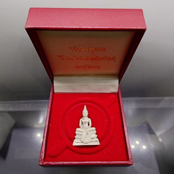 พระพุทธโสธร รุ่นประวัติศาสตร์ 80 ปี กรมตำรวจ พ.ศ.2538 พร้อมกล่องเดิม จัดเป็นรุ่นที่รับความนิยมมาก พิธีใหญ่ เจตนาดี ประวัติการจัดสร้างชัดเจน 