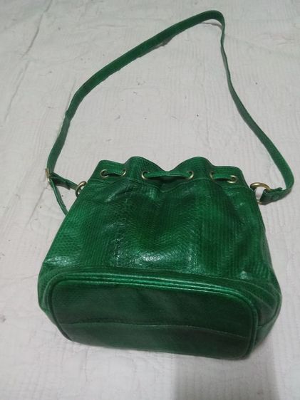 กระเป๋าสะพายข้าง ทรงขนมจีบ สีเขียวมรกตด้านนอกเป็นหนัง ด้านในบุด้วยผ้ากำมะหยี่ สวย รูปที่ 6