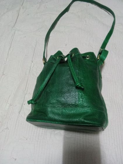 กระเป๋าสะพายข้าง ทรงขนมจีบ สีเขียวมรกตด้านนอกเป็นหนัง ด้านในบุด้วยผ้ากำมะหยี่ สวย