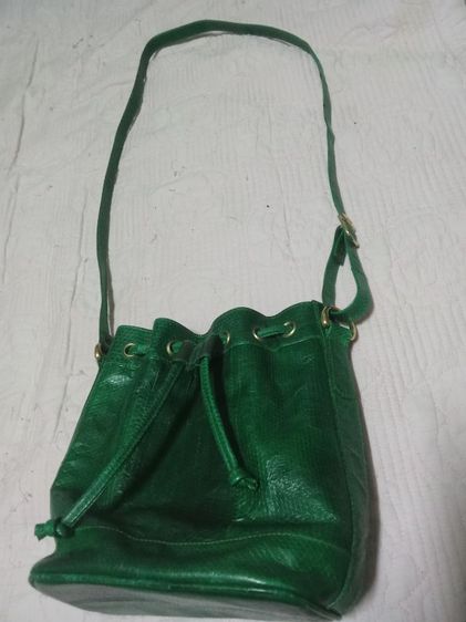 กระเป๋าสะพายข้าง ทรงขนมจีบ สีเขียวมรกตด้านนอกเป็นหนัง ด้านในบุด้วยผ้ากำมะหยี่ สวย รูปที่ 5