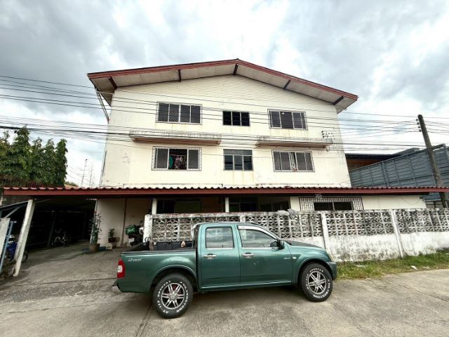 มีบางส่วน ขาย อพาร์ทเมนท์ 3ชั้น 34ห้อง ไม่มีแอร์ ตั้งอยู่ซอยสุคนธสวัสดิ์ ลาดพร้าว กทม.สนใจโทร0855162685 รูปที่ 3