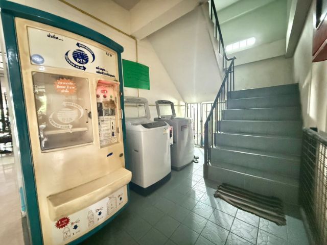 มีบางส่วน ขาย อพาร์ทเมนท์ 3ชั้น 34ห้อง ไม่มีแอร์ ตั้งอยู่ซอยสุคนธสวัสดิ์ ลาดพร้าว กทม.สนใจโทร0855162685 รูปที่ 4