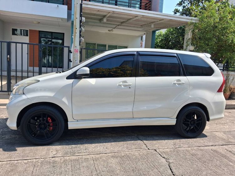 รถ Toyota Avanza 1.5 S สี ขาว