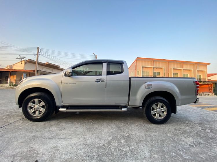 รถ Isuzu D-MAX 1.9 Hi-Lander L สี บรอนซ์เงิน