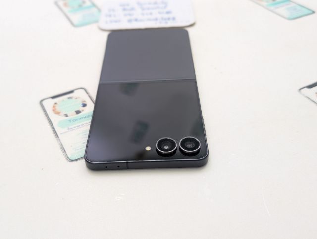 ขาย เทิร์น Samsung Galaxy Z Flip 7 สี Black 256 GB ศูนย์ไทย สภาพสวย อุปกรณ์ครบยกกล่อง ประกันยาว เพียง 18,590 บาท เท่านั้น ครับ รูปที่ 9
