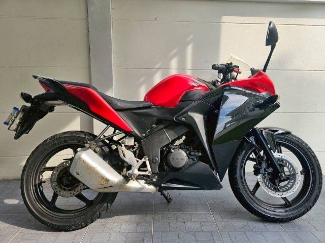 ขาย 18,500.- รถอยู่ตัวเมืองระยอง
HONDA CBR 150 R ซีบีอา สีแดง-ดำ สภาพสวยพร้อมใช้งาน ประหยัดน้ำมัน รถสวย เครื่องเดิมเดิมทั้งคัน รถมือเดียว รถวิ้งน้อย ดูแลรักษาอย่างดี เอกสาร ทะเบียน ครบ ภาษีเต็ม รถเจ้าของขายเอง รถจอดในร่มตลอด สนใจโทร เจ้าของใจดี ครับ รูปที่ 3